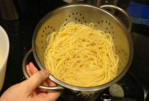 Μήπως στραγγίζετε τα μακαρόνια μέσα σε σουρωτήρι μετά το βράσιμο; Τεράστιο λάθος! (Εικόνες, Βίντεο)